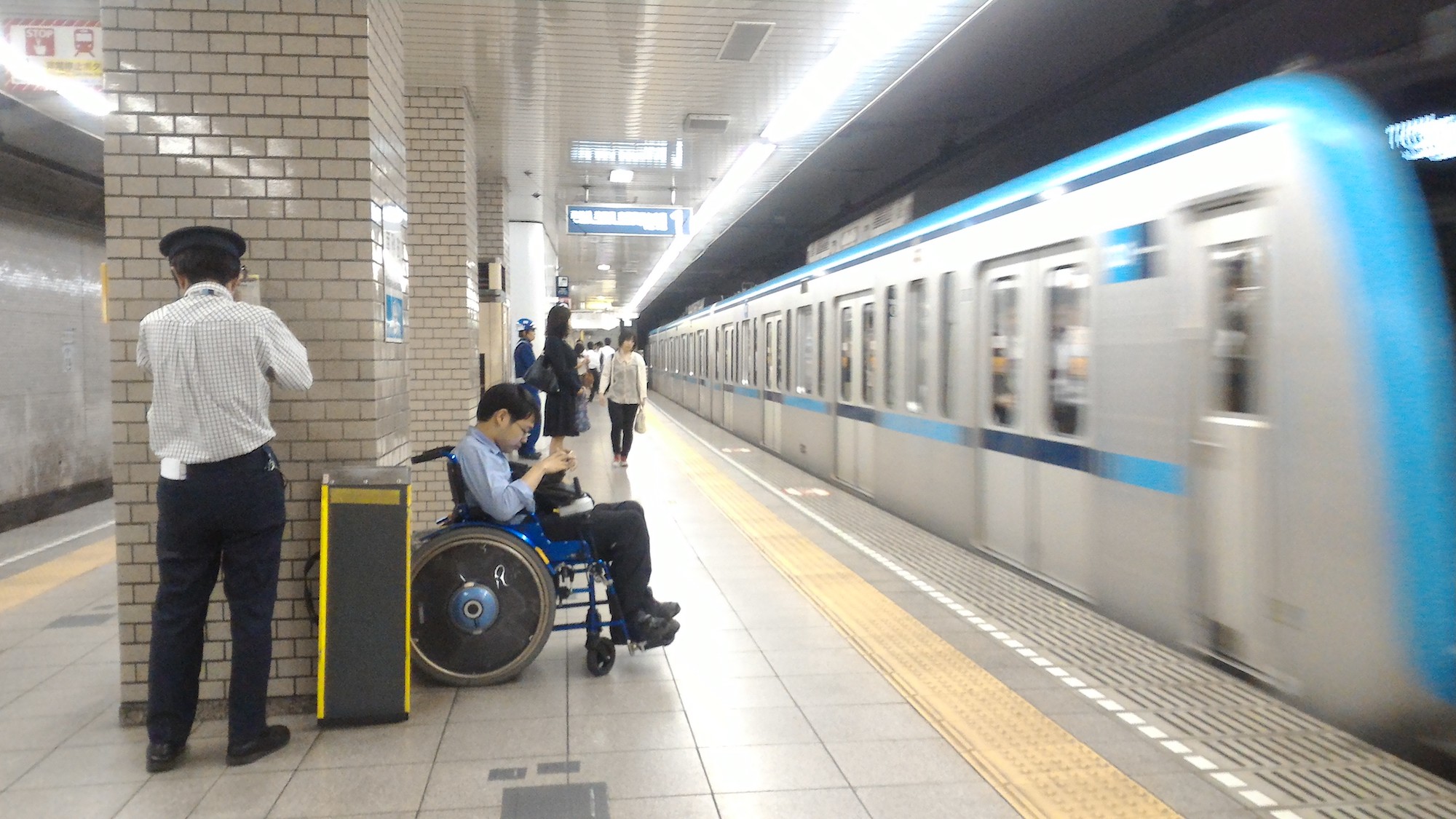Reading information on where lifts are located in Tokyo subway stations